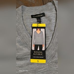 Banana Republic Ladies V-Neck Merino Wool Sweater